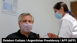 Аргентина президенті Альберто Фернандес "Спутник V" вакцинасын салғызып отыр. 