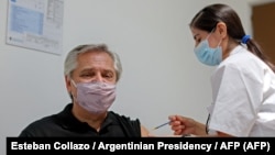 Президент Аргентины Альберто Фернандес получает прививку «Спутник V».