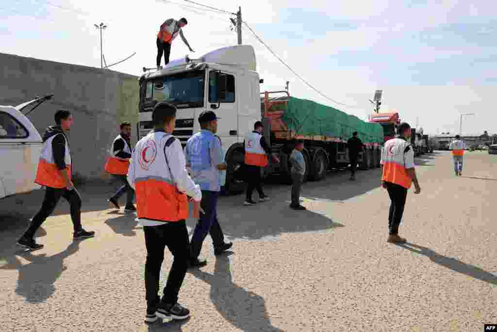 این کمک&zwnj;ها به انباری در نزدیکی خان&zwnj;یونس منتقل شده&zwnj;اند و قرار است زیر نظر کارکنان سازمان ممل توزیع شوند 