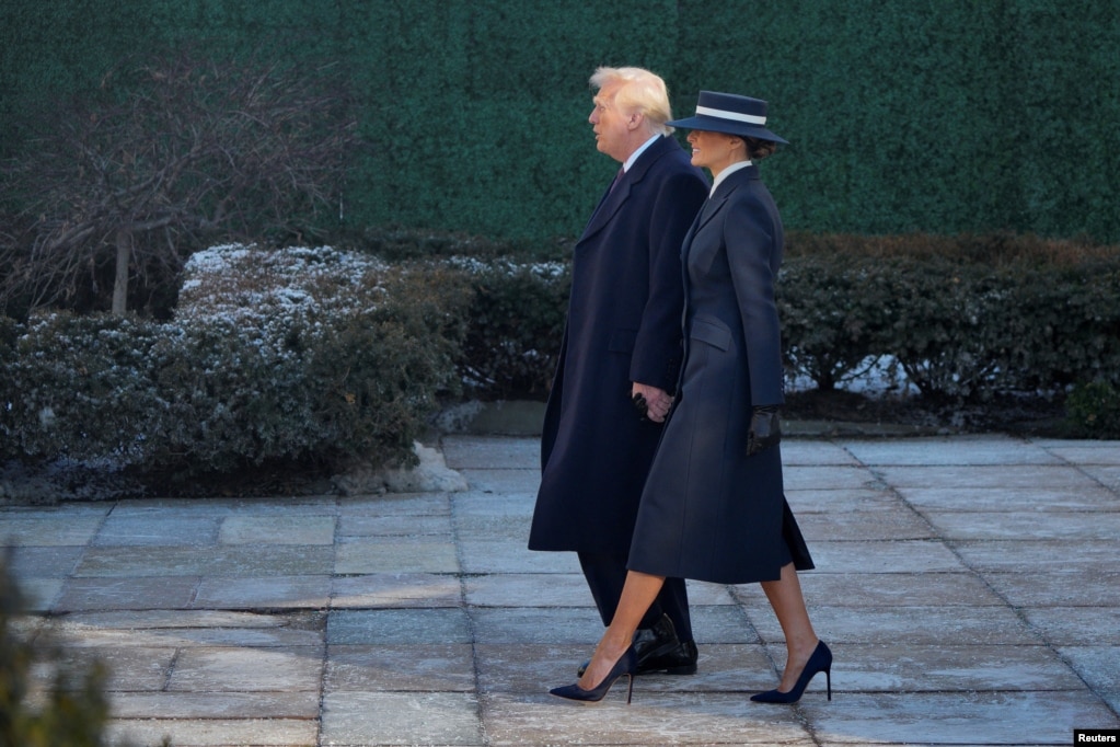 Donald Trump dhe gruaja e tij, Melania, duke ecur pasi morën pjesë në një shërbesë në kishën e Shën Gjonit në ditën e inaugurimit për mandatin e dytë presidencial të Donald Trumpit në Uashington, SHBA, 20 janar 2025.