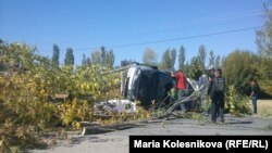 Участники акции перевернули и затем подожгли автомашину марки Honda Torneo, принадлежащую сотруднику прокуратуры Джети-Огузского района. Саруу, 8 октября