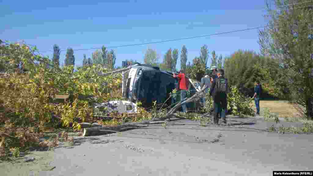 Protesters used trees, cars, and a truck to block the highway in Issyk-Kul Province. Some 400 people were at the site of the roadblock at the height of the protest.