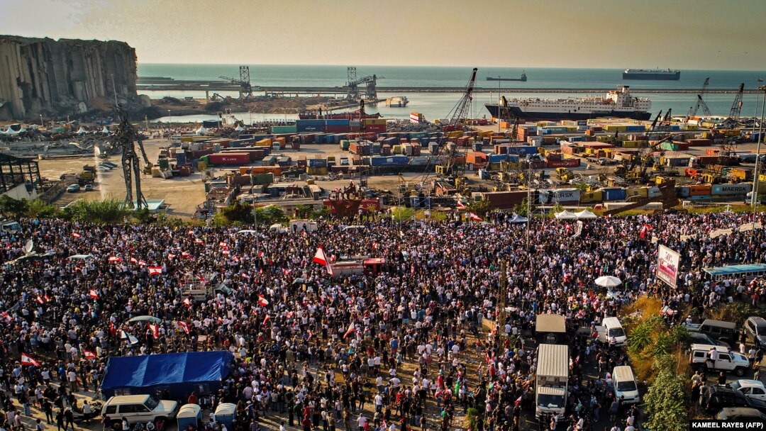 Această fotografie din 4 august 2021, surprinde masa de demonstranți, adunată în fața portului din Beirut pentru a comemora un an de la explozia care a devastat portul și orașul.