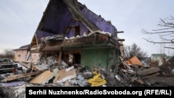 Голова ОВА повідомив, що через атаку РФ зруйновані 10 приватних будинків. З-під завалів рятувальники дістали тіла двох загиблих. Фото ілюстративне 