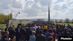 Armenia -- People walk to the Tsitsernakabert memorial in Yerevan during an annual commemoration of the 1915 Armenian genocide in Ottoman Turkey, April 24, 2019. 