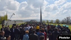 Armenia -- People walk to the Tsitsernakabert memorial in Yerevan during an annual commemoration of the 1915 Armenian genocide in Ottoman Turkey, April 24, 2019. 