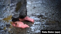 “Tre fëmijët i kam pa këpucë. Po më luten: ‘mami, si ta marrësh socialin, na blej këpucë, sepse po na mërdhijnë këmbët", rrëfen Shpresa. Foto ilustruese.