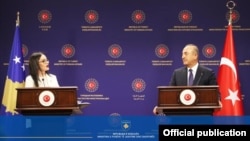 Ministrja në detyrë e Punëve të Jashtme të Kosovës, Meliza Haradinaj-Stublla dhe ministri i Jashtëm i Turqisë, Mevlut Çavusoglu gjatë konferencës për media në Ankara më 28 dhjetor 2020. 