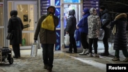 Кіяўляне стаяць у чарзе па пітную ваду, 24 студзеня 2026 году