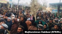 Жай тургундар өлгөнүнө нааразы болгондор Жавзян-Балх магистралын буушту. Балх провинциясы. 26-январь, 2020-жыл.