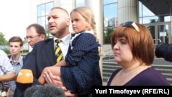 Nadezhda Tolokonnikova's young daughter was among those in front of the Moscow city courtroom on July 9 where the court rejected all three defendants' requests for release ahead of their trial.