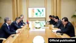 Ermenistanyň premýer-ministri Karen Karapetýan Türkmenistanyň prezidenti Gurbanguly Berdimuhamedow bilen duşuşýar, Aşgabat, 28-nji mart, 2017. 