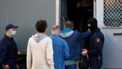 Менск. Пратэст на плошчы Незалежнасьці каля Чырвонага касьцёла. 28 жніўня