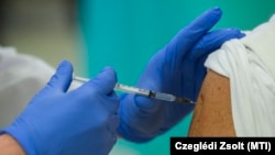 România a vaccinat până acum peste 400.000 de oameni cu prima doză