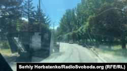 Місто Дружківка на Донеччині нині є найближчим тилом, але й тут транспортні засоби зазнають ударів російських дронів (на фото), червень 2026 року