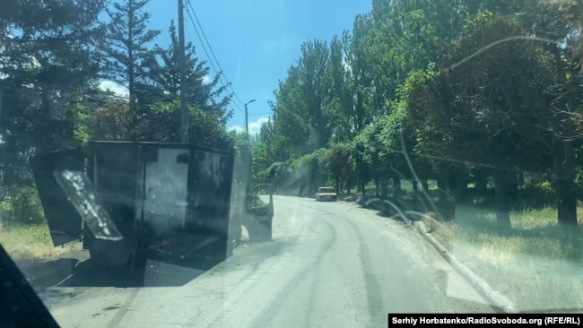 Знищені російськими дронами автомобілі по вулиці Машинобудівників у Дружківці, 2 червня 2026 року