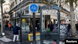 Oštećen izloga McDonaldsa dan nakon sukoba tokom nacionalnog dana demonstracija protiv visokih troškova života i rasta cijena goriva, u Parizu, 18. oktobra 2026. 