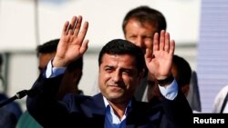 جلسه دادگاه در فضایی متشنج با ضربه‌زدن وکلا به میز و خروج از دادگاه در اعتراض به احکام صادره همراه شد