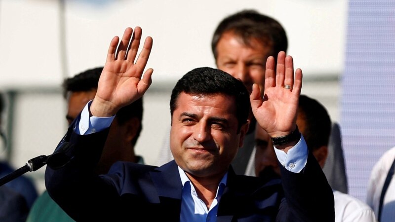 صلاح‌الدین دمیرتاش، رهبر سابق حزب طرفدار کردها در ترکیه، به ۴۲ سال حبس محکوم شد
