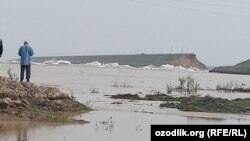 В районе прорыва дамбы Сардобинского водохранилища в Сырдарьинской области Узбекистана.