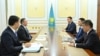 Вице-премьер, сыртқы істер министрі Мұрат Нұртілеу мен Harvest group өкілдерінің сөйлесіп отырғаны көрінетін СІМ таратқан сурет. Суретті ведомство 5 қыркүйекте таратты.