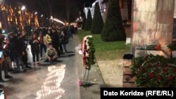 У мемориала в память о жертвах разгона мирного митинга перед зданием парламента в Тбилиси, 9 апреля 2019 г.