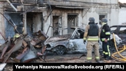 Emergency workers at the site of a Russian strike on Zaporizhzhya, Ukraine, on September 22.