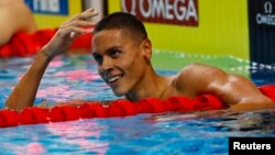 David Popovici sărbătorește după ce a câștigat semifinala masculină de 200 m liber, la Campionatele Mondiale de Natație, Budapesta, Ungaria - 19 iunie 2022 (Reuters/Lisa Leutner)