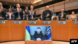 Membri ai Parlamentului European aplaudând un discurs video al președintelui Ucrainei, Bruxelles, 19 noiembrie 2024. 