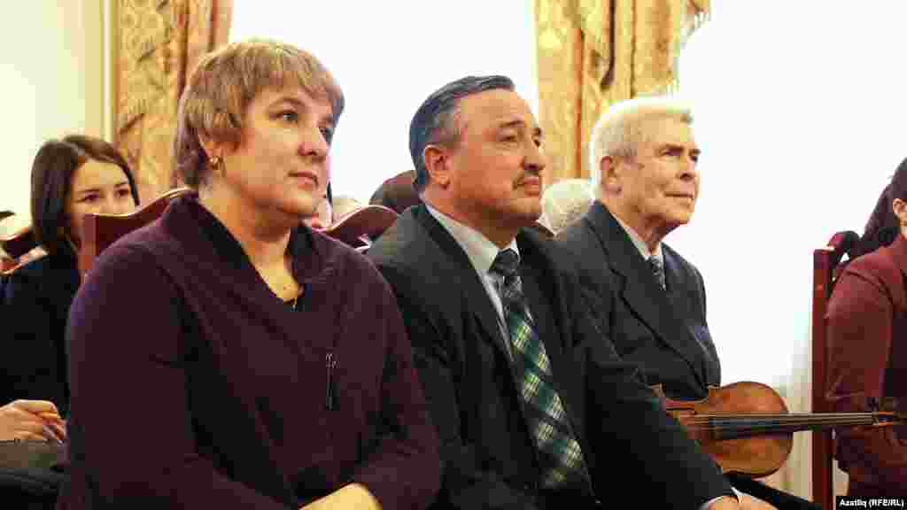 Татар журналистикасы кафедрасы мөдире Васил Гарифуллин белән кафедра мөгаллиме Резедә Зәйни