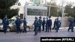 Polisiýanyň Ýol Gözegçilik Gullugynyň işgärleri. Aşgabat