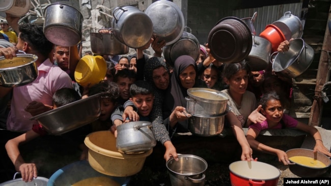 Palestinezët e uritur në pritje të ndihmave në Gazë