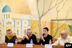 Пресконференція білоруських опозиціонерів, звільненних з ув’язнення за амерканського сприяння. Пресконференція в Україні в неназваному місці 14 грудня 2025 року
