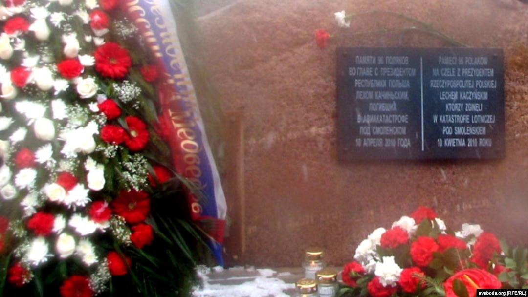 Новая таблица на мемориальном камне на месте авиакатастрофы в Катыни