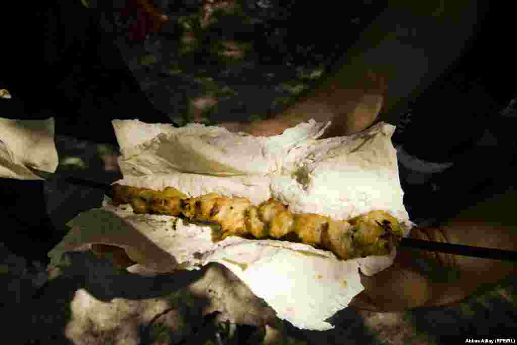 Şişdəki kabablar hazırdır.