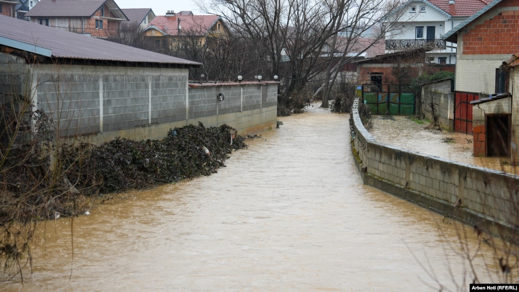 Rruga në këtë lagje në Komunë të Malishevës është vërshuar krejtësisht.