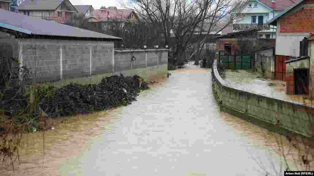 Ulica u ovom naselju u opštini Mališevo potpuno je poplavljena.