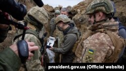 Поїздка президента на Донбас відбулася на тлі повідомлень про загострення на сході України і нарощування російської військової присутності навколо українських кордонів