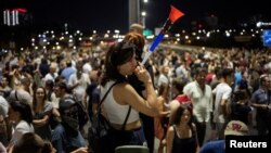 Protestatari antiguvernamental sârbi, blocând un pod major peste râul Sava, la Belgrad, 29 iunie 2025