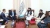 د طالبانو د بهرنیو چارو سرپرست وزیر امیر خان متقي په کابل کې د روسیې له سفیر دېمېتري ژېرنوف سره ګوري - د جولای درېیمې انځور. 