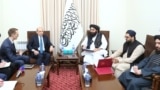 د طالبانو د بهرنیو چارو سرپرست وزیر امیر خان متقي په کابل کې د روسیې له سفیر دېمېتري ژېرنوف سره ګوري - د جولای درېیمې انځور. 