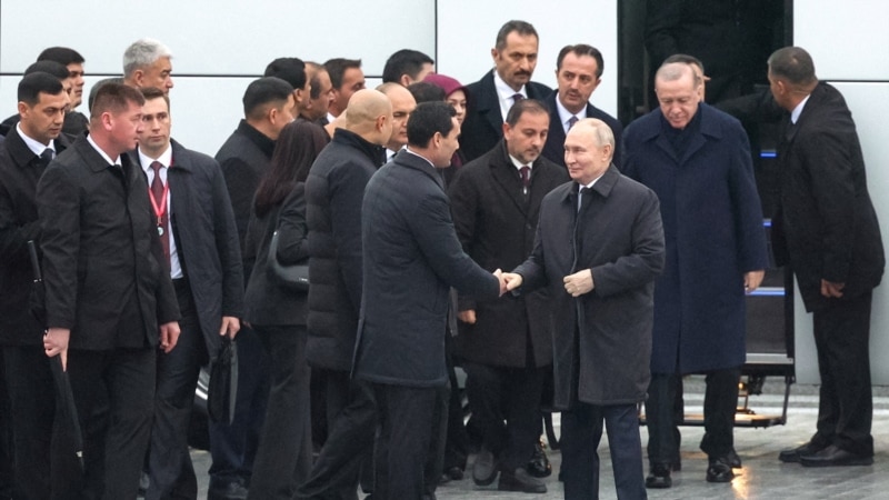 Türkmenler Aşgabat forumyndaky 'myhmansöýerligi' maslahatlaşýar