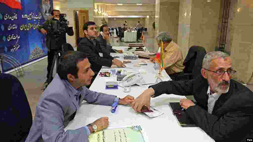 Preizdentliyə namizəd olmaq istəyən İran vətəndaşları Tehranda Daxili İşlər Nazirliyində adlarını siyahıya yazdırırlar. 7 may 2013