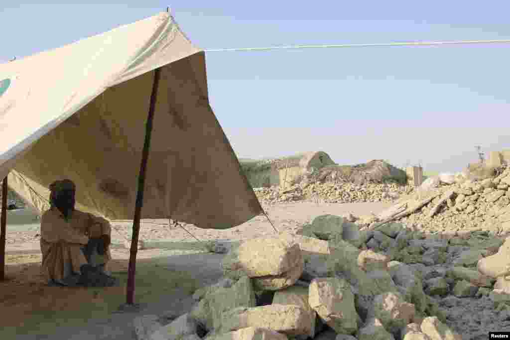 Un supravieţuitor al cutremurului de 7,7 grade din Pakistan, provincia Baluchistan. Ajutoarele guvernamentale ajung cu greu la sinistraţi din cauza insurgenţilor locali.