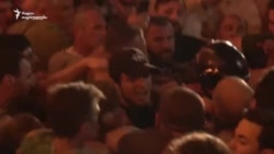 დაპირისპირების დროს დაშავებულ პოლიციელებს აქციის მონაწილეები დაეხმარნენ