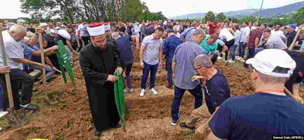 Najmlađa žrtva je Fikret Marošlić koji je imao 21 godinu kada je ubijen, a njegovi posmrtni ostaci su ekshumirani iz masovne grobnice na Korićanskim stijenama.