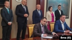 Direktor kompanije "Sarajevo-gas" Istočno Sarajevo Nedeljko Elek i direktor firme "Konvar" iz Beograda Miloš Petrović potpisali su ugovor o izgradnji gasovoda Šepak- Novi Grad, 17. april, Banjaluka.