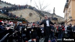 Concert în aer liber, în apropiere de Podul Carol, din Praga - „Liturghia Cehă de Crăciun”, de Jakub Jan Ryba, 23 decembrie 2021.