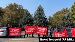 Депутат Саматбек Ибраевга нааразы болуп митингге чыккандар. 4-октябрь, 2021-жыл.