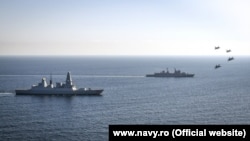 Румынский фрегат и британский эсминец в сопровождении авиационной эскадрильи проводят учения в Черном море. Октябрь 2020 года